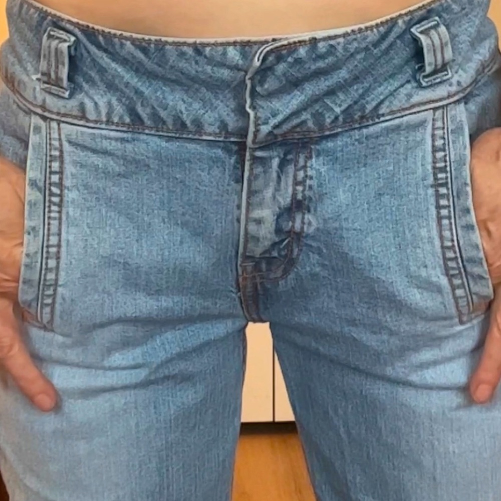 Levi’s Signature Light Wash Capri Jeans front slit